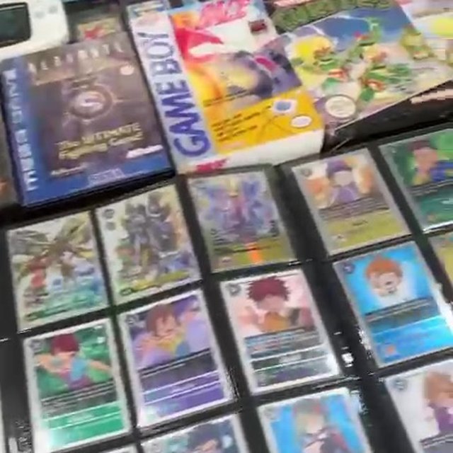 Cartas Pokémon a la venta en un puesto de la feria