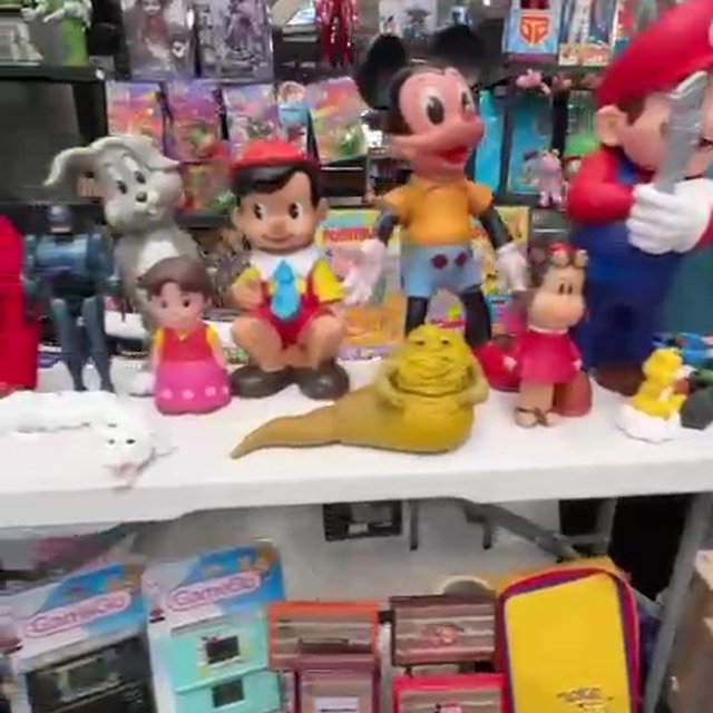 Consolas y videojuegos retro en un puesto de la feria