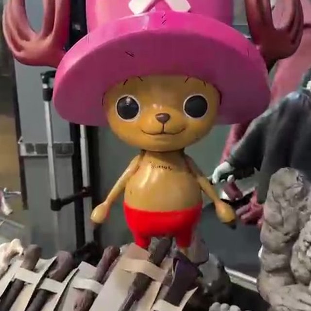 Figura de coleccionista en un puesto de la feria